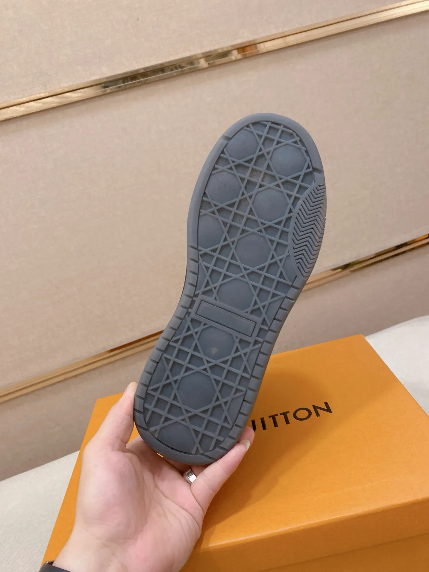 Factory price: 442💰🎉🎉LV~Louis Vuitton trendy men's shoes, new shipments, latest matching, same style as the official website, super high quality, hot selling in season [strong][strong][strong]Selected first-layer cowhide, comfortable sheepskin lining, original last, comfortable on the feet, wear-resistant rubber outsole, size: 38-44.
